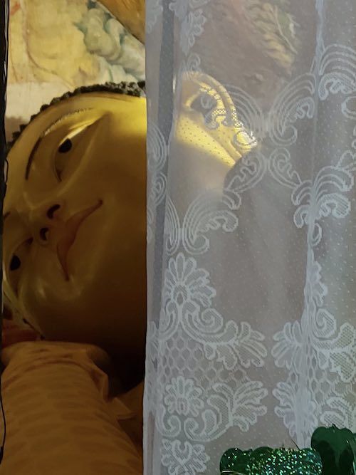 Reclining budha